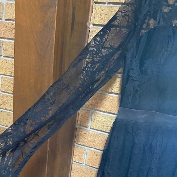 Elegant Strapless Black Dress with Lace Overlay - Picture 4 of 12